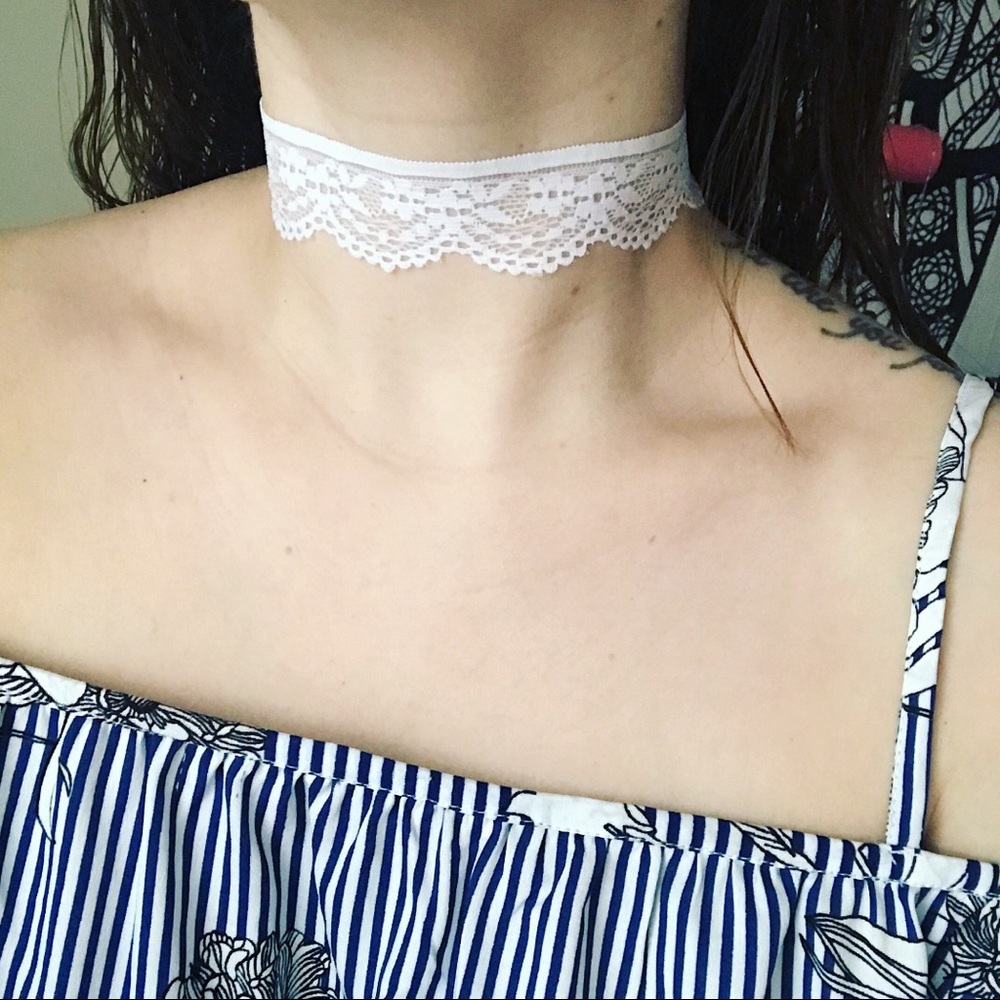 White Lacy Choker - Picture 1 of 3